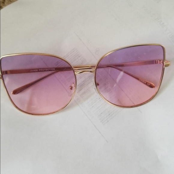 Cat in the Cat-Eye Sunglasses! Throw some - Picture 4 of 6